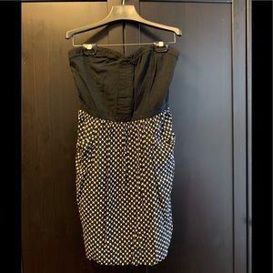 Patterned strapless dress with pockets